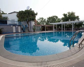Club Mahindra Saj Mahabaleshwar - Mahabaleshwar - Pool