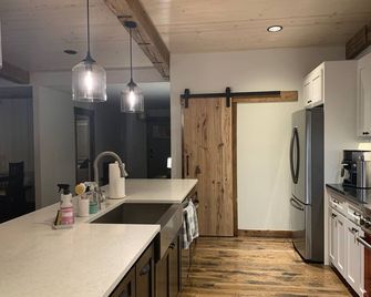 Lovely cabin on Balsam Lake! A relaxing getaway with fabulous sunsets! - Balsam Lake - Kitchen