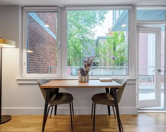 Rad Harvard Sq 1BR w/ Balcony, near Shops & Campus, by Blueground - Cambridge - Dining room