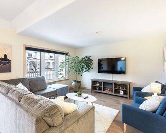 Mountain Haus w/ HOT TUB & large backyard w/firepit. Only 7 mins to downtown - Whitehorse - Living room