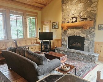 New! Cabin 1 - 4br Retreat W/ Hot Tub & Extra Studio - Sandpoint - Living room