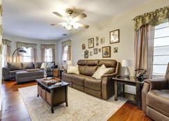 Cozy Springfield Vacation Rental Near Downtown - Springfield - Living room