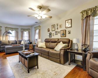 3 Mi to Dtwn: Springfield Home w/ Deck! - Springfield - Living room