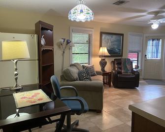 Private Guest suite on Country estate with pool - Palm Beach Gardens - Living room