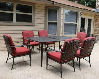 House with 3 bed room, 3 TVs and 2 full bath. Access to pool is complimentary. - Round Rock - Patio