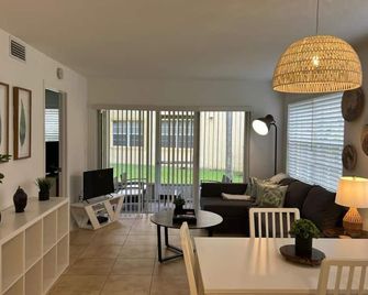 300B - Boca Retreat w/ Pool, Parking, Near Evert Tennis & Shops - Boca Raton - Living room