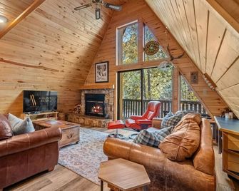 Little Bear Lodge | Slope-Side | A-Frame | Hot Tub - Panorama - Sala de estar