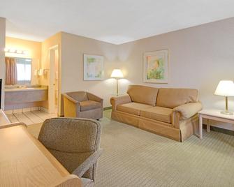 Tree Inn & Suites Albuquerque - Albuquerque - Living room