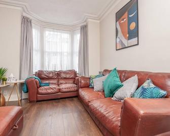 Leeds 4-Bed House - Sleeps 9 Free Parking & Wifi - Leeds - Salon