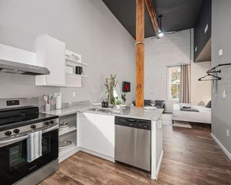 Oregon District I Free Parking I Getaway - Dayton - Kitchen