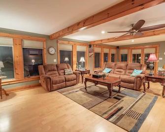 Lake Front Home in Heart of the Berkshires Near Jiminy Peak - Pittsfield - Living room