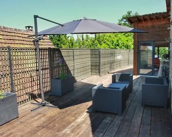 Quercynoise House with swimming pool : ideal for family and friends - Issepts - Patio