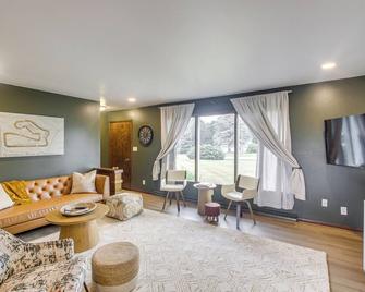 Updated Plymouth Home about 5 Mi to Road America! - Plymouth - Living room