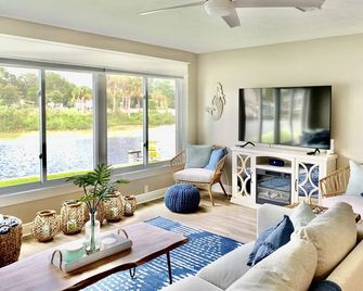 Waterfront 1st floor 2/2 condo with a view of Hunter Springs, Crystal River - Crystal River - Вітальня