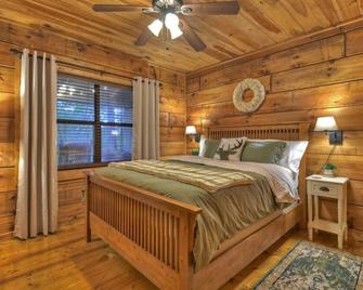Hygge Haus Rustic charm cozy beds and a serene location - Ellijay - Habitación