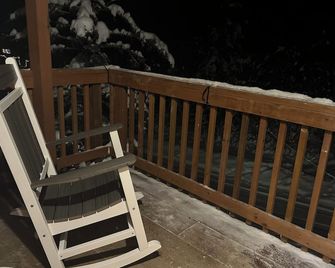 Unique Cabin in Fairbanks, see the Aurora, fish/snow machine from the property - Fairbanks - Balcony