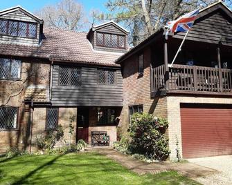 Birdsong sleeps 9\nSecluded home nestled amongst trees but close enough to town - Leighton Buzzard - Building