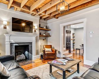 Urban Charm 4br-2br Retreat With Patio & Parking - Filadelfia - Sala de estar