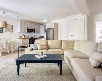 Cozy Country Guest Suite - Zionsville - Living room