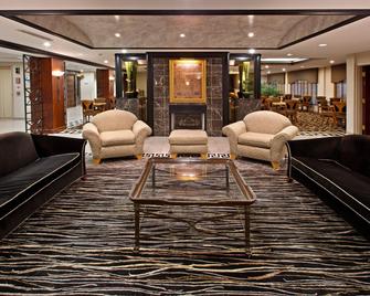 Holiday Inn Express Hotel & Suites Greenwood - Greenwood - Лоббі
