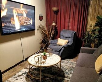 Airport Mountain Suites - Private Hot Tub + Cozy Cabin Style Near Eats & Brews - Alcoa