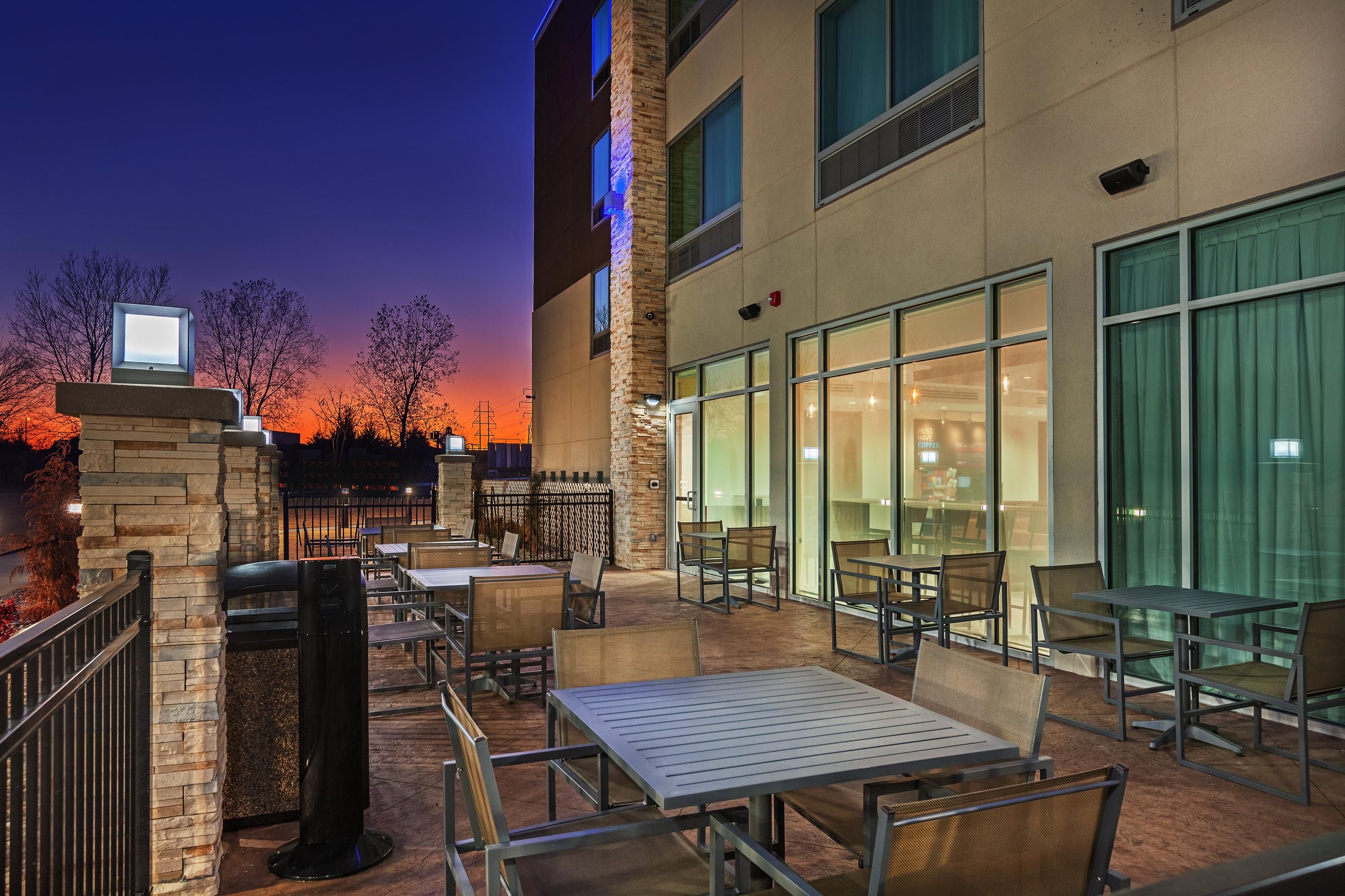 Holiday Inn Express & Suites Tulsa Northeast - Owasso By IHG - Owasso - Innenhof