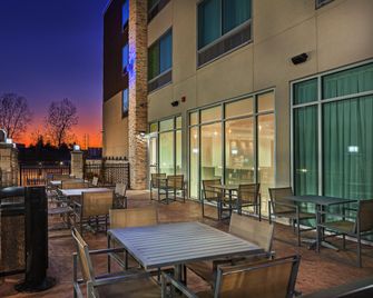 Holiday Inn Express & Suites Tulsa Northeast - Owasso By IHG - Owasso - Innenhof