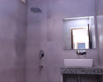 T P Garden & Hotel - Karhal - Baño