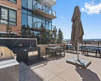 InScape: Cherry Creek Private Suite ️ Hot Tub ✦ Heated Pool✦Gym✦2 King Beds - Denver - Balcón