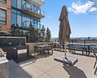 InScape: Cherry Creek Private Suite ️ Hot Tub ✦ Heated Pool✦Gym✦2 King Beds - Denver - Balkong