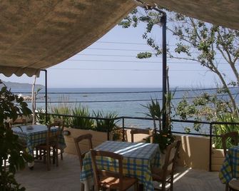 Akasti Hotel - Galatás - Balkon