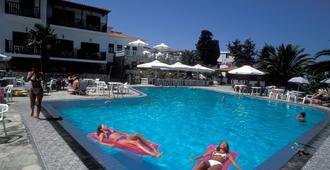 Dionyssos - Skopelos - Pool
