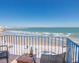 Sunbeam By Blausitges Romantic Beach Front Apartment In Sitges. - Sitges - Balkon