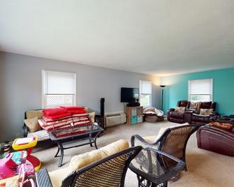 Lakeside Cottage Retreat - Coldwater - Living room