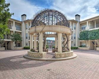 Lakefront Lago Vista Condo with Resort Amenities! - Lago Vista - Building