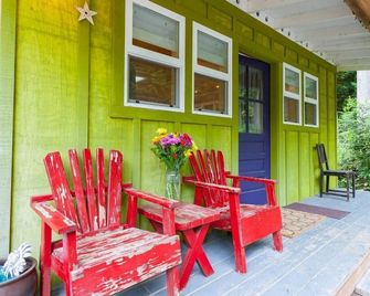 Private Studio Guest apartment - Bainbridge Island - Patio