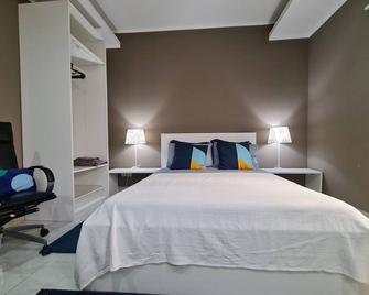 Guest House Sleeps 14 with Terrace - Luanda - Bedroom