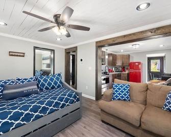 Cozy & Comfy Remodeled Home - Statesville - Living room