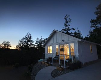 True Healing Ocean Retreat - Sooke - Building