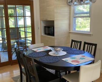 Centrally Located Beach House - Charlestown - Comedor