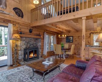 Horseshow Hideaway - Pet Friendly Cabin, 7 Minutes To Tiec - Rutherfordton - Living room