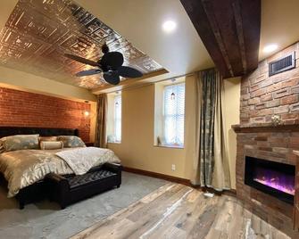 Stay in the Old Hauenstein Brewery on the 1st level - New Ulm - Bedroom