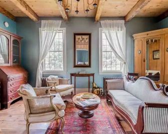 c.1804 Restored Farmhouse couples escape, chefs kitchen, historic registered - West Coxsackie - Living room