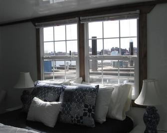 Houseboat in Boston Harbor Wifi A/C /Heat Be rocked to sleep - בוסטון - סלון