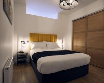 Spacious One Bedroom Apartment with Terraced Patio - Hungerford - Bedroom