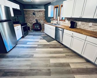 Charming 2-bedroom cottage in welcoming Houghton Lake with Hot Tub, AC, WiFi - Houghton Lake - Kitchen