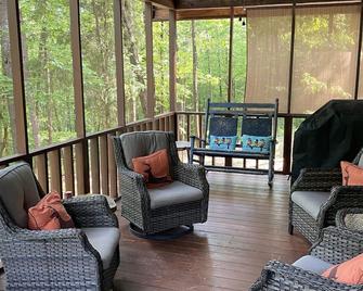 \nNewly furnished 3 bedroom 2 bath on the lake with covered dock - Lavonia - Obývací pokoj