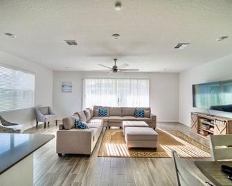 A Getaway Home in The Clouds - St. Cloud - Living room