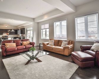 Huge House with Free Parking for Cars and Boats - 이스트 그윌림버리 - 거실