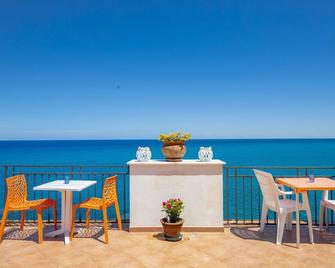 Dolce Vita Rooms and Apartments - Cefalù - Hàng hiên